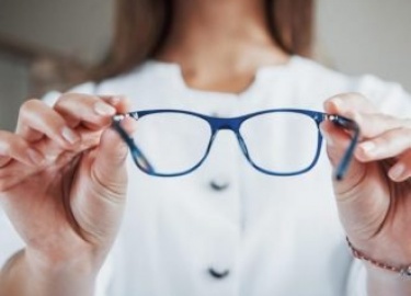 Почему нельзя выбирать очки в день первого визита к офтальномогу? Зачем используют капли и как неправильный выбор линз и оправы может повлиять на В...