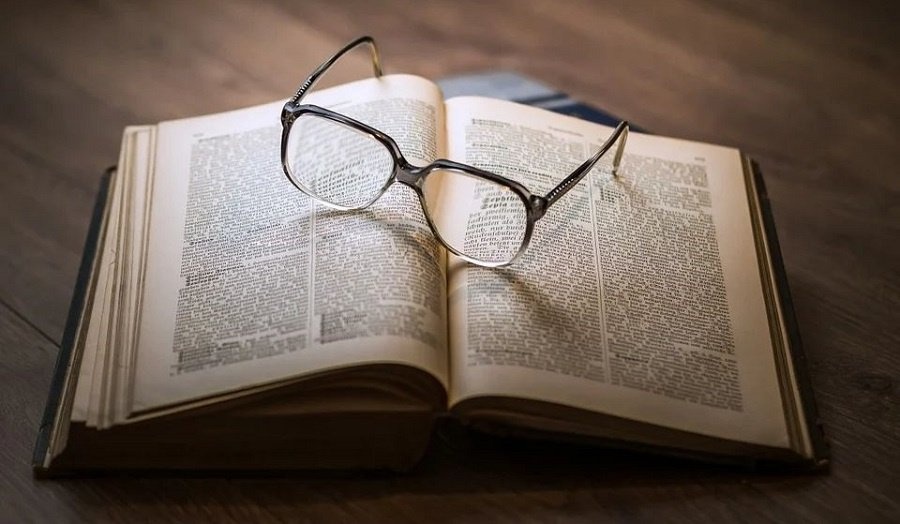 Очки и книга